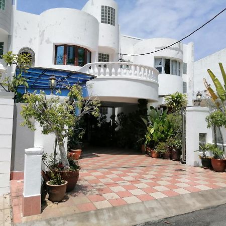 Tropical Sea View & Sunshine Villa Batu Feringgi Bagian luar foto
