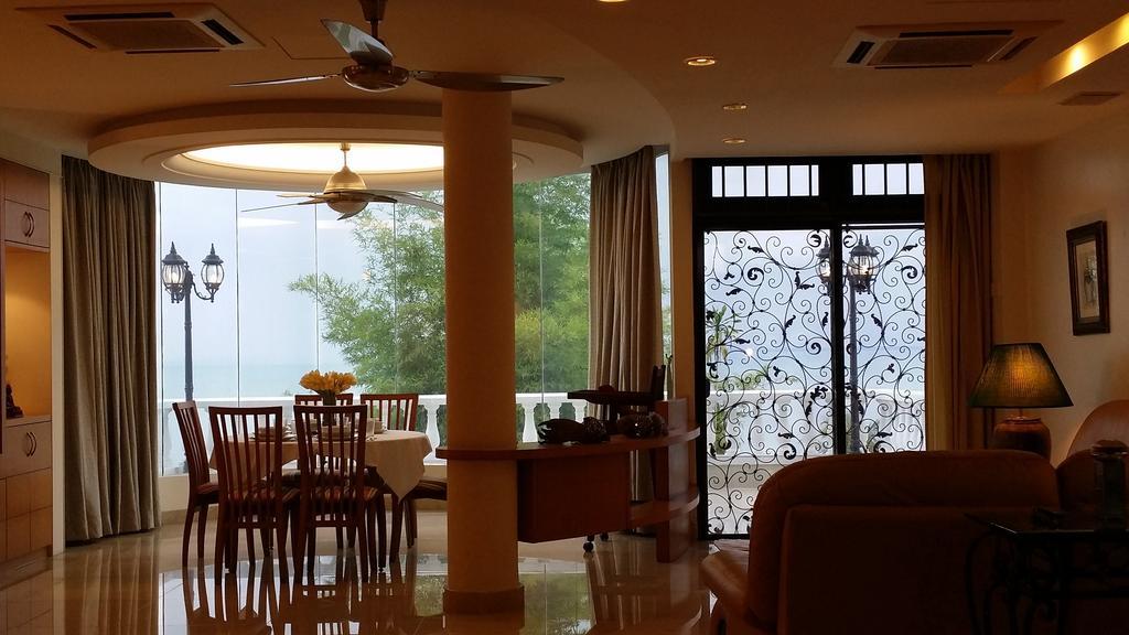 Tropical Sea View & Sunshine Villa Batu Feringgi Bagian luar foto