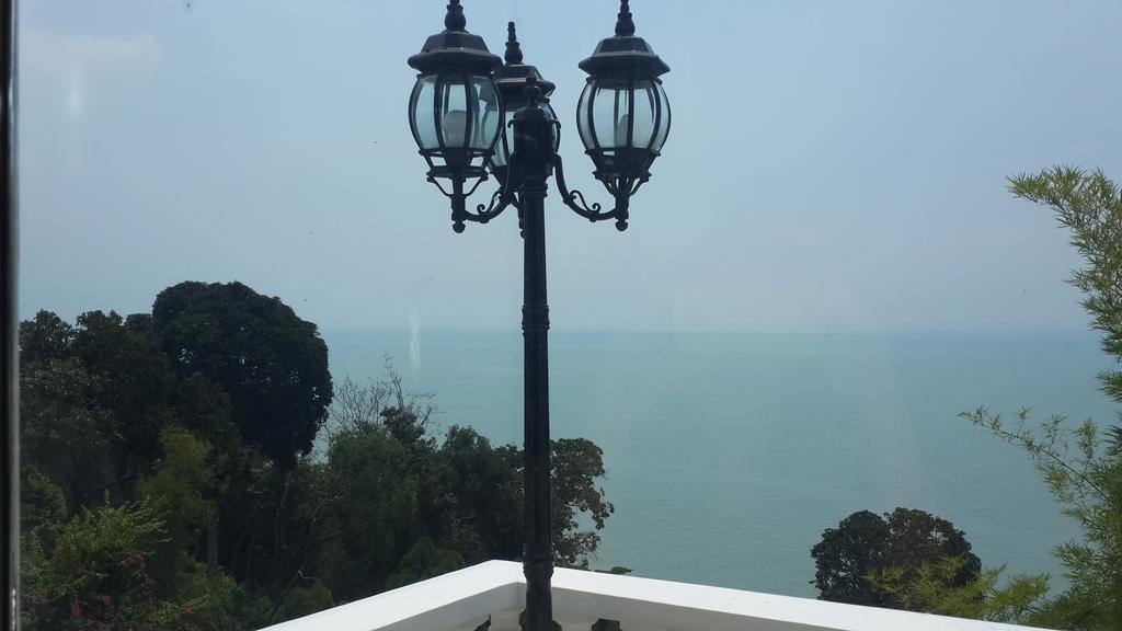 Tropical Sea View & Sunshine Villa Batu Feringgi Bagian luar foto