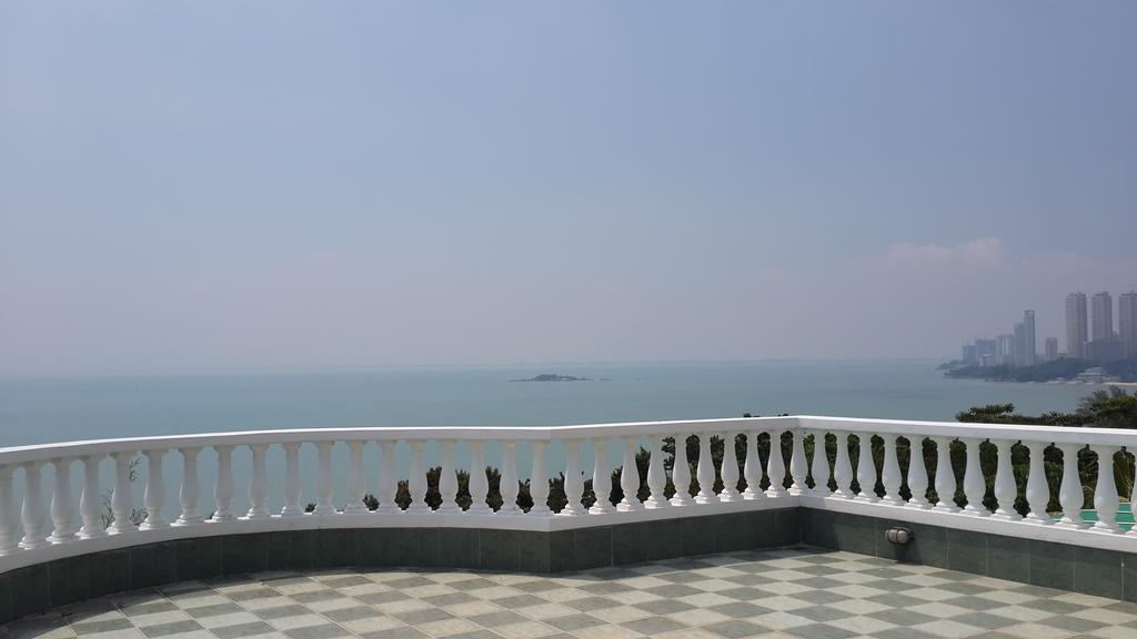Tropical Sea View & Sunshine Villa Batu Feringgi Bagian luar foto